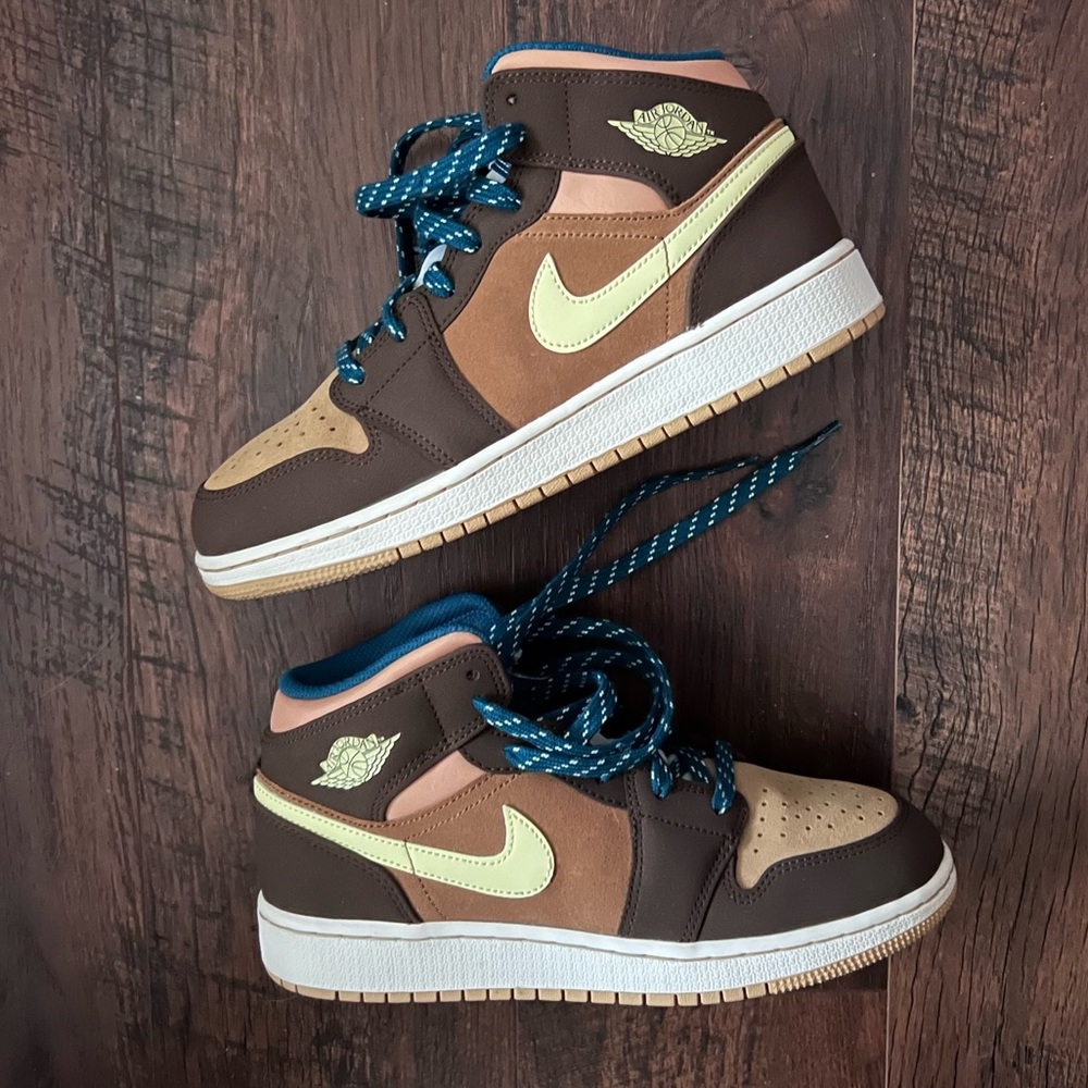 Jordan 1 Mid size 6Y LIKE NEW